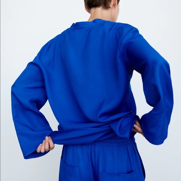 ZARA NEW WOMAN SS21 BLUISH FLOWING BLOUSE WITH VENTS - Picture 8 of 9